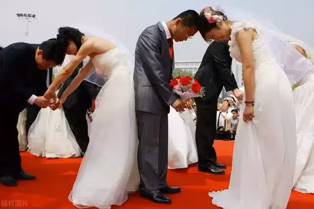 結婚當晚，婆婆定下四大規矩，婆婆：我也是這樣過來的，兒媳：滾