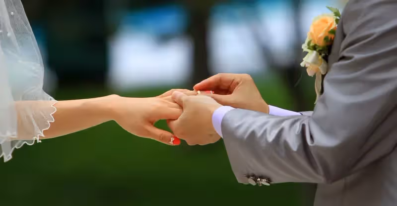 結婚當晚，丈夫：家規五條，你簽名同意吧，不然離婚，妻子：離婚