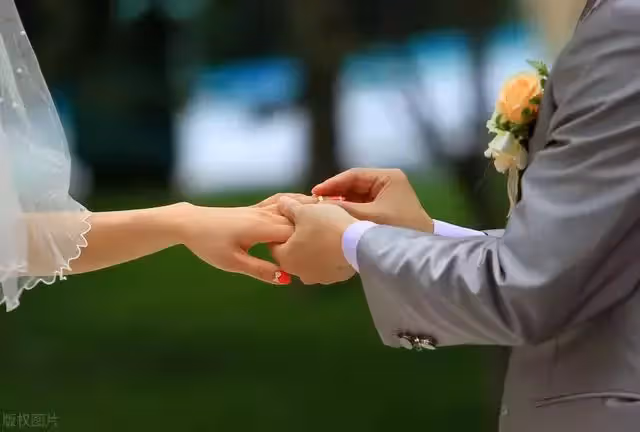 結婚當晚,丈夫:家規五條,你簽名同意吧,不然離婚,妻子:離婚