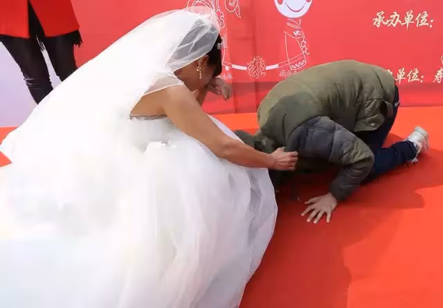 結婚當晚,丈夫:家規五條,你簽名同意吧,不然離婚,妻子:離婚