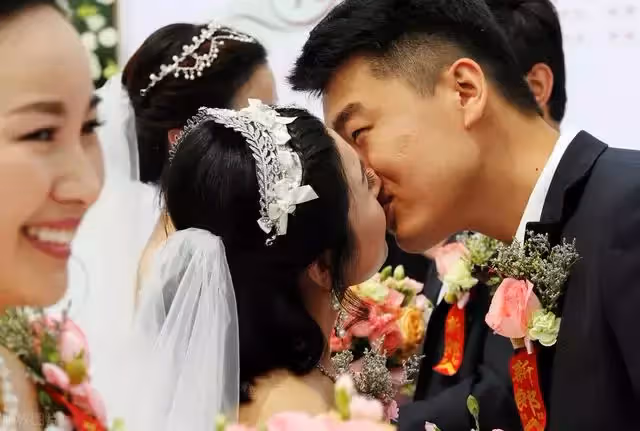 結婚當晚，丈夫：家規五條，你簽名同意吧，不然離婚，妻子：離婚