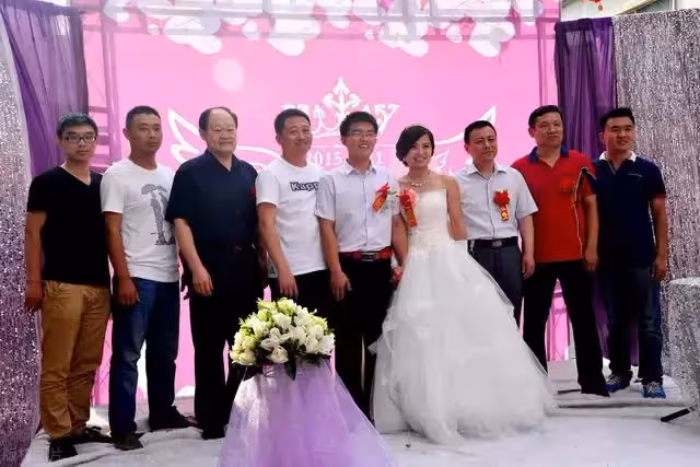結婚當晚，丈夫：家規五條，你簽名同意吧，不然離婚，妻子：離婚