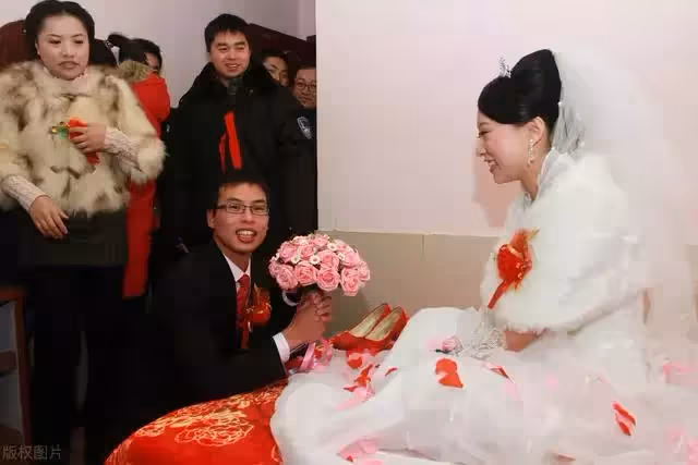 結婚當晚，丈夫：家規五條，你簽名同意吧，不然離婚，妻子：離婚