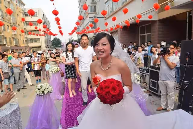 結婚當晚，丈夫：家規五條，你簽名同意吧，不然離婚，妻子：離婚