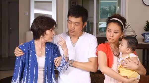 五年連生倆女兒,婆婆把俺趕出家,憑啥她癱瘓要俺辭職照顧?