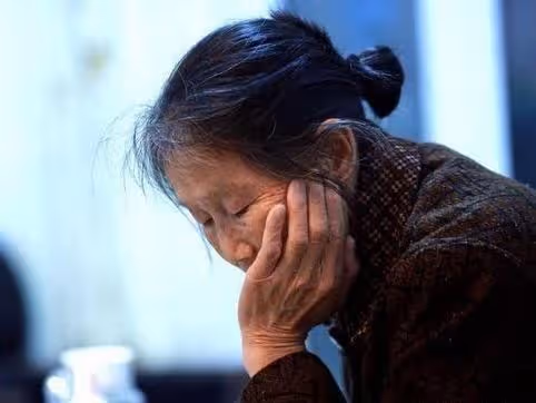 兒媳坐月子,俺出錢出力照顧,親戚來家看望,兒媳潑俺一身雞湯