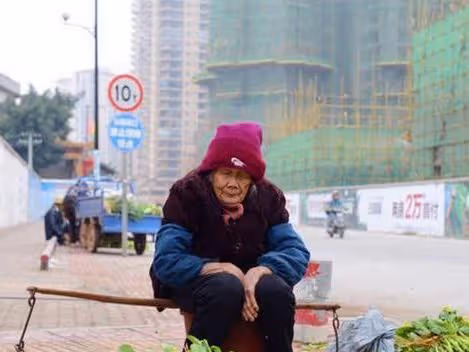 懷孕娘家媽給八萬,婆婆送筐雞蛋,嫌寒酸扔角落,半月後打開墮胎