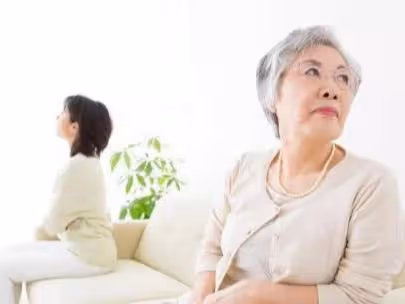 媳婦進門半年,一直不交工資卡,婆婆給她立規矩,媳婦說句話,蒙