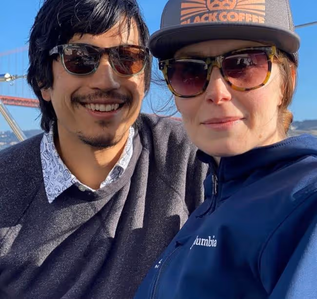 鄭佩佩兒子與洋女友秀恩愛!稱父母婚姻失敗,曾令他不懂如何去愛