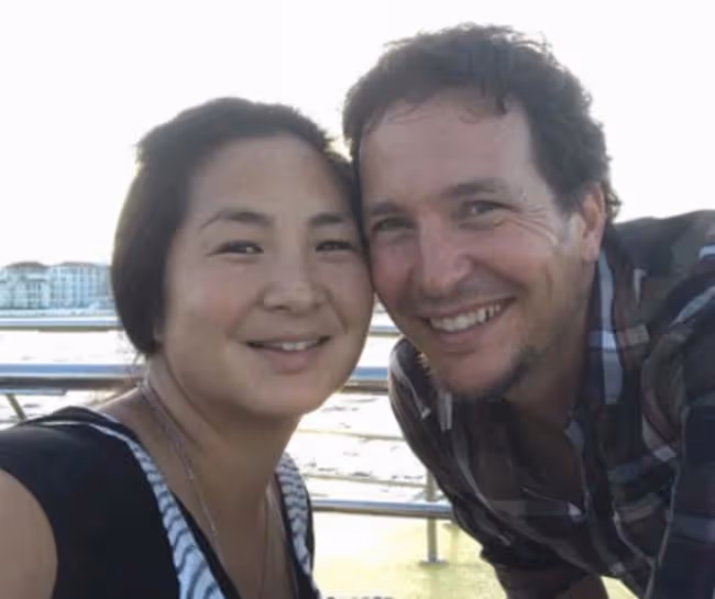 鄭佩佩兒子與洋女友秀恩愛！稱父母婚姻失敗，曾令他不懂如何去愛