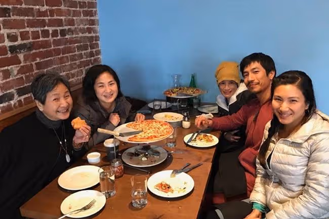 鄭佩佩兒子與洋女友秀恩愛！稱父母婚姻失敗，曾令他不懂如何去愛