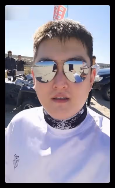 趙本山兒子三亞度假太瀟灑,當場熱舞興致高,戴綠松石被指責炫富