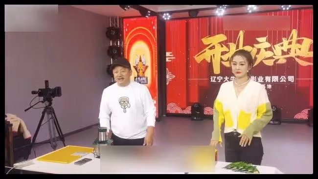 趙本山兒子三亞度假太瀟灑,當場熱舞興致高,戴綠松石被指責炫富