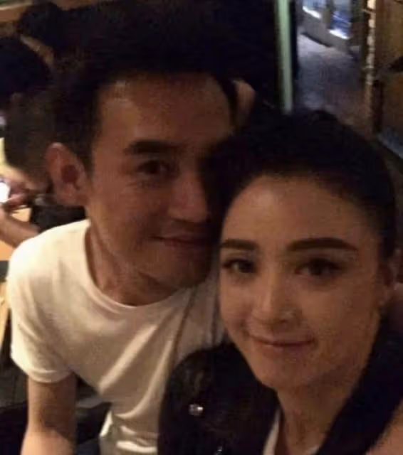 蔣欣元宵逛古鎮繁華區,路邊攤大口吃10元臭豆腐,打扮樸素無人識
