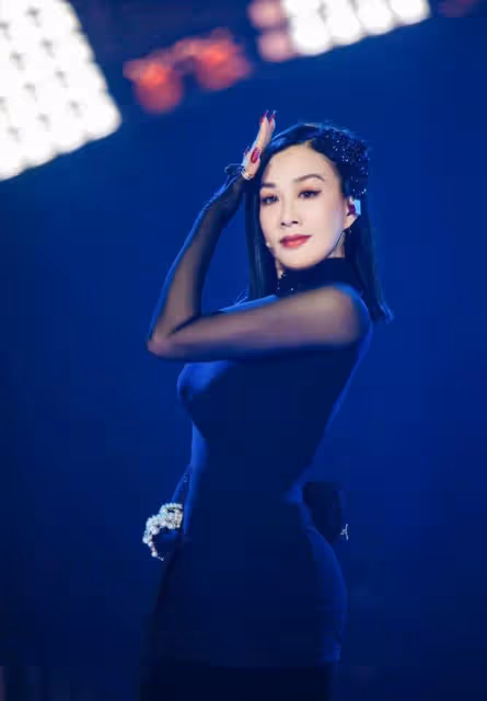 鍾麗緹時隔28年重現經典人魚造型,大女兒穿性感內衣大秀完美身材