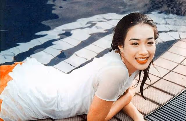鍾麗緹時隔28年重現經典人魚造型,大女兒穿性感內衣大秀完美身材