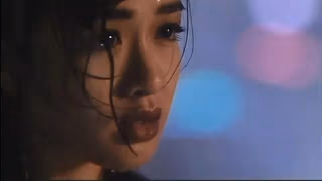 鍾麗緹時隔28年重現經典人魚造型,大女兒穿性感內衣大秀完美身材