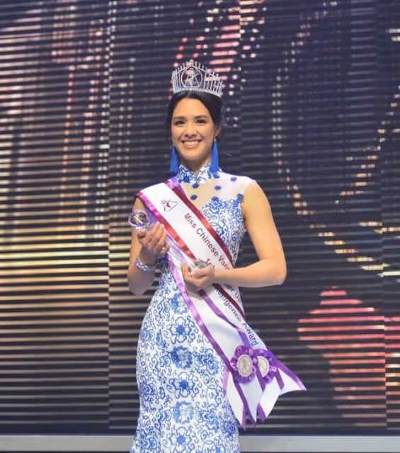 鍾麗緹時隔28年重現經典人魚造型,大女兒穿性感內衣大秀完美身材