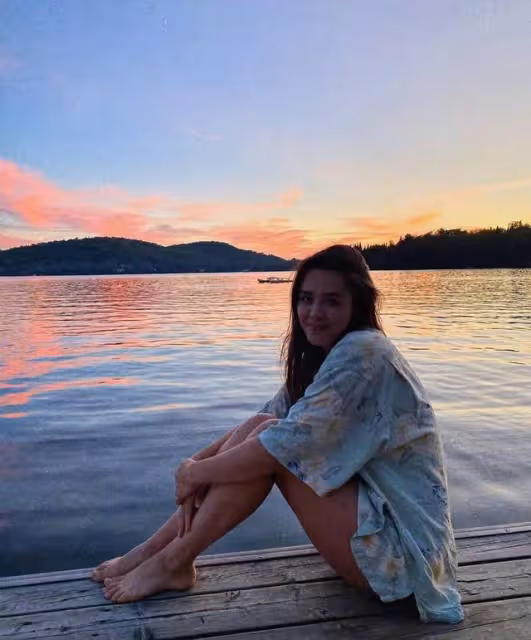 鍾麗緹時隔28年重現經典人魚造型,大女兒穿性感內衣大秀完美身材