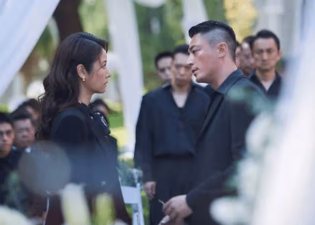林心如穿露背短裙秀身材,爆料老公復出只為幫她,被扇巴掌也配合