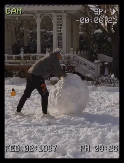 56歲王志飛曝近況,為6歲女兒堆雪球顯吃力,豪宅院子曝光似公園