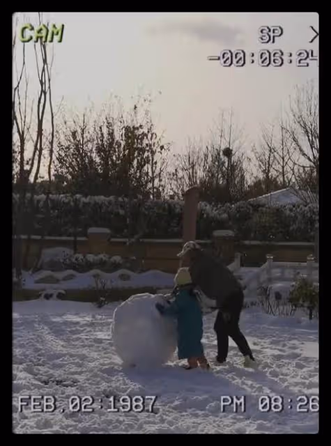 56歲王志飛曝近況,為6歲女兒堆雪球顯吃力,豪宅院子曝光似公園