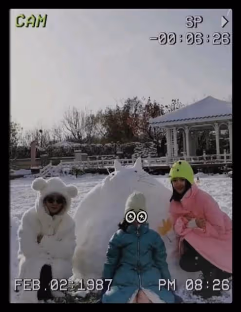 56歲王志飛曝近況,為6歲女兒堆雪球顯吃力,豪宅院子曝光似公園