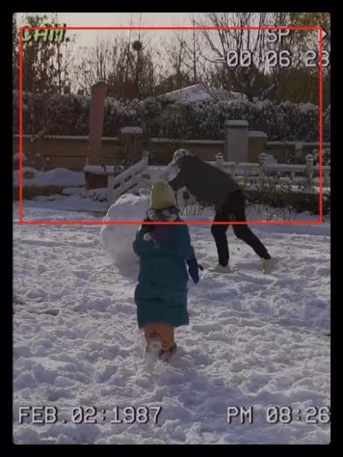 56歲王志飛曝近況,為6歲女兒堆雪球顯吃力,豪宅院子曝光似公園