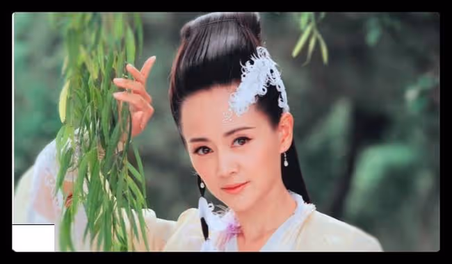 56歲王志飛曝近況,為6歲女兒堆雪球顯吃力,豪宅院子曝光似公園