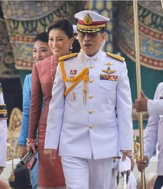 泰王全家2月齊聚亮相,國王夫婦只帶公主同行,詩妮娜復出無望