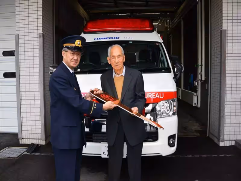 最高級炫富!93歲老富豪「一口氣捐7輛救護車」一台要760萬 「錢就該花在對的地方」霸氣喊:恩情永生難忘