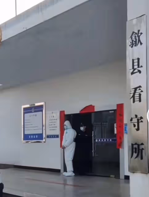 男歌手因犯罪被捕！戴手銬腳銬遭兩警察押送，現場曝光身份引猜測