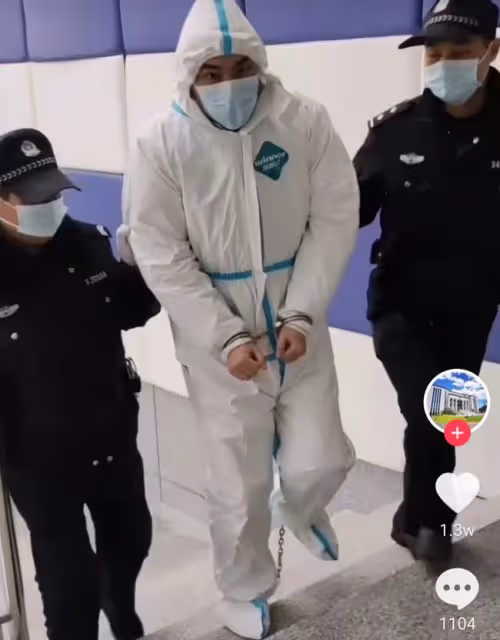 男歌手因犯罪被捕！戴手銬腳銬遭兩警察押送，現場曝光身份引猜測