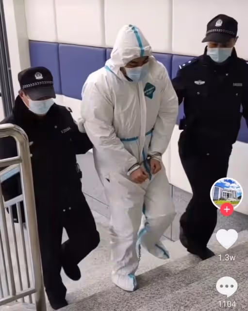 男歌手因犯罪被捕！戴手銬腳銬遭兩警察押送，現場曝光身份引猜測