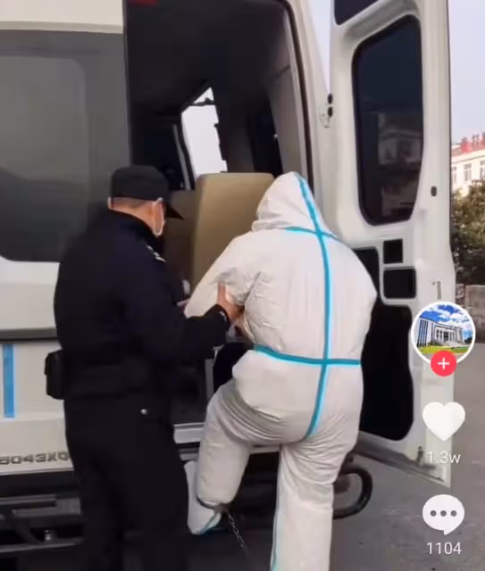 男歌手因犯罪被捕！戴手銬腳銬遭兩警察押送，現場曝光身份引猜測