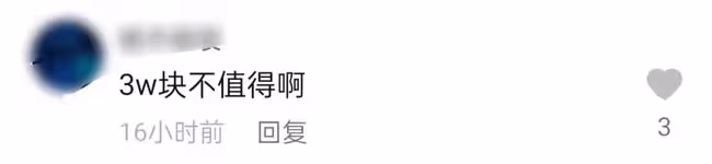 男歌手因犯罪被捕！戴手銬腳銬遭兩警察押送，現場曝光身份引猜測