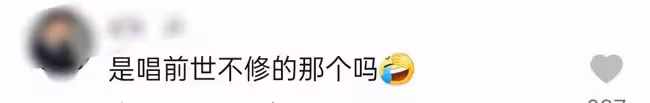男歌手因犯罪被捕！戴手銬腳銬遭兩警察押送，現場曝光身份引猜測