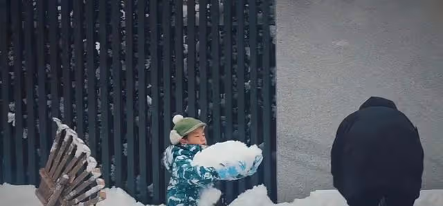 黃磊帶兒子雪中嬉戲,父子舐犢情深,多妹可愛無比!