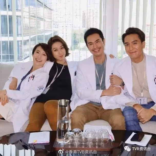 鄭嘉穎翹實馬國明冧到爆！鍾嘉欣周家怡搭腳曬閨蜜情