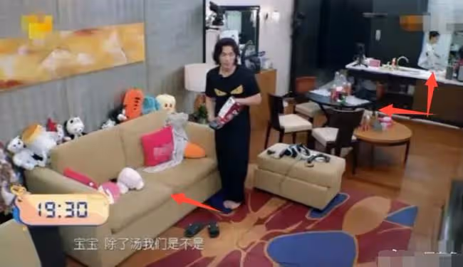 蔡少芬一家住80平公寓,熊黛林家玩具沒地放,她47歲跟母親擠破屋