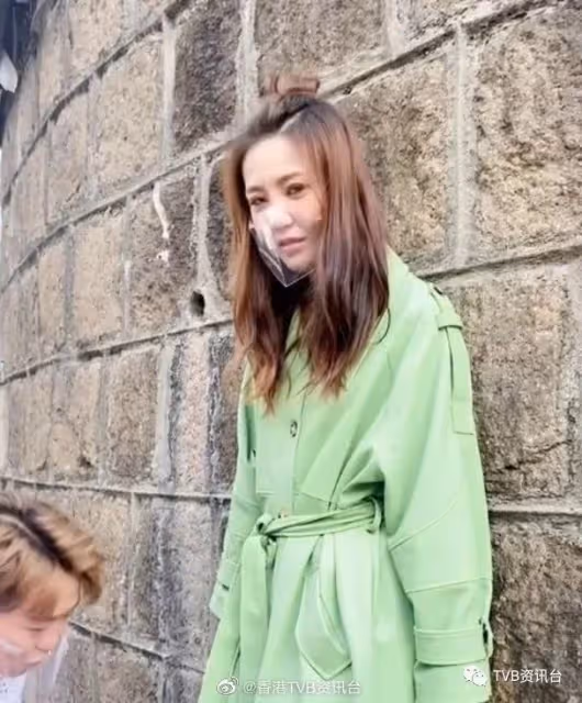 鄭嘉穎翹實馬國明冧到爆！鍾嘉欣周家怡搭腳曬閨蜜情
