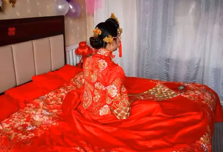 姐姐結婚前夜「逃婚」,妹妹頂替她出嫁,5年後姐妹再遇「兩人生活天壤之別」:天意弄人啊