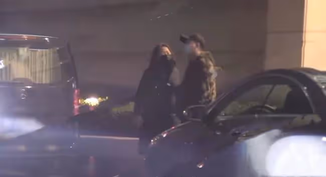 胡彥斌街頭緊摟神秘美女,當眾貼耳熱聊,還深夜轉場與楊天真聚會