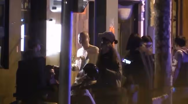 胡彥斌街頭緊摟神秘美女,當眾貼耳熱聊,還深夜轉場與楊天真聚會