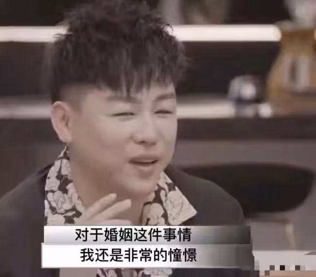 胡彥斌街頭緊摟神秘美女,當眾貼耳熱聊,還深夜轉場與楊天真聚會