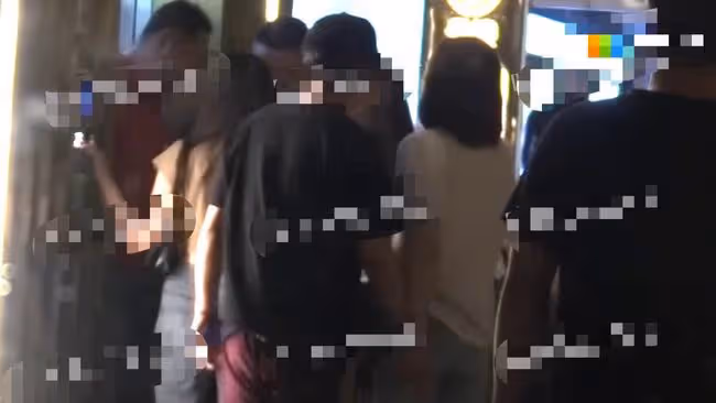 胡彥斌街頭緊摟神秘美女,當眾貼耳熱聊,還深夜轉場與楊天真聚會