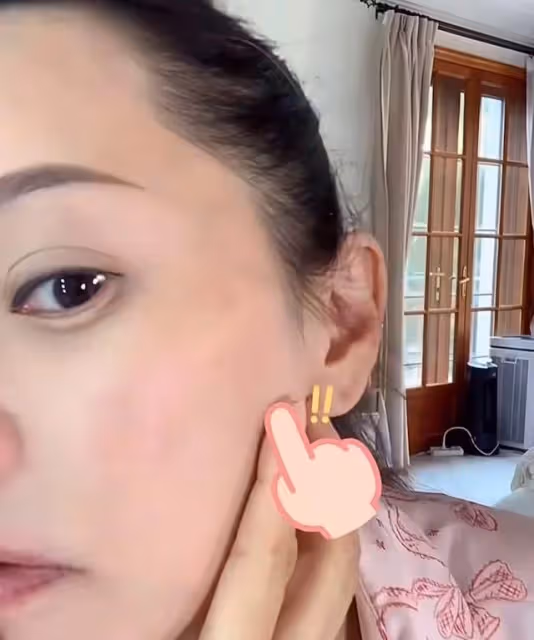 伊能靜趴床上唱歌,動作幅度太大險露出事業線,眼皮動刀痕跡明顯