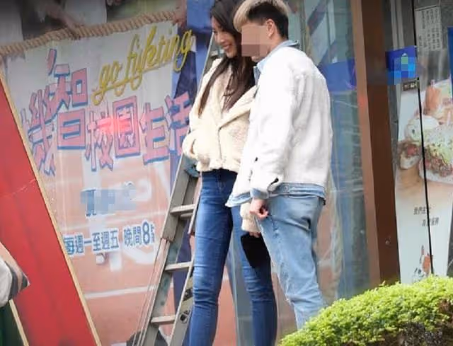 41歲女星被曝懷第四胎！與人合影肚子凸孕味足，嫁富豪7年頻吵架