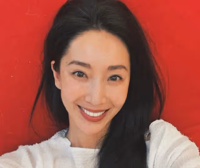 41歲女星被曝懷第四胎！與人合影肚子凸孕味足，嫁富豪7年頻吵架