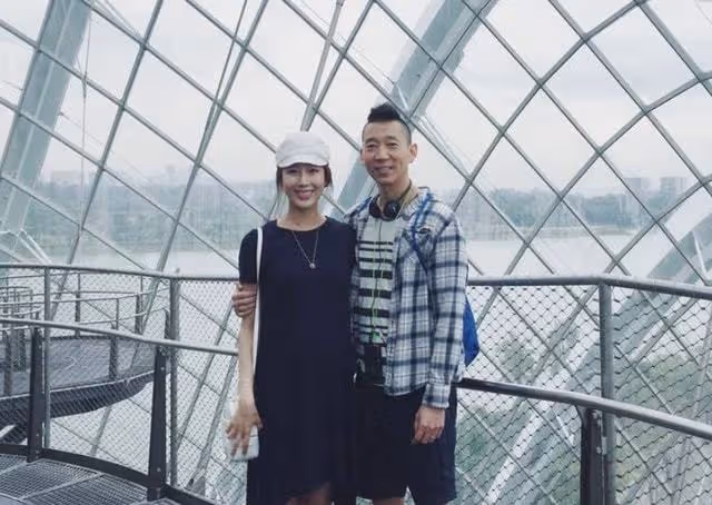 41歲女星被曝懷第四胎！與人合影肚子凸孕味足，嫁富豪7年頻吵架